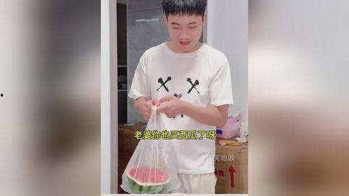 美女回家吃瓜图片高清视频,美女回家吃瓜，瞬间引发网友热议！
