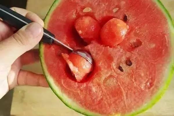 用勺子吃无籽瓜好吗视频,勺子品尝，美味升级！