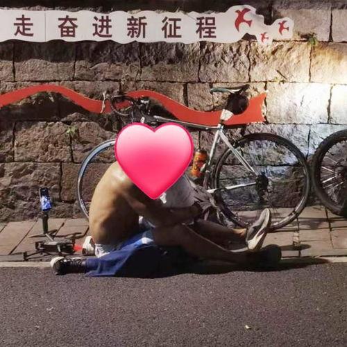 路人围观吃瓜动漫视频,路人围观吃瓜，这部动漫视频引发热议！