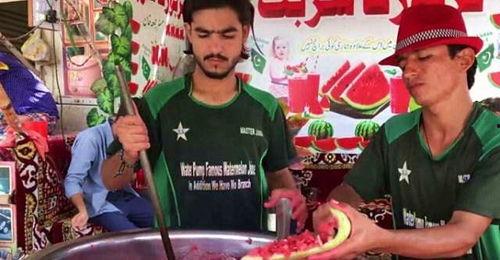 印度人吃瓜技巧视频,轻松吃瓜，乐趣无穷