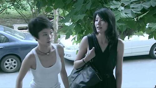 姐姐让妹妹吃瓜花生皮视频,妹妹花生皮挑战引笑料